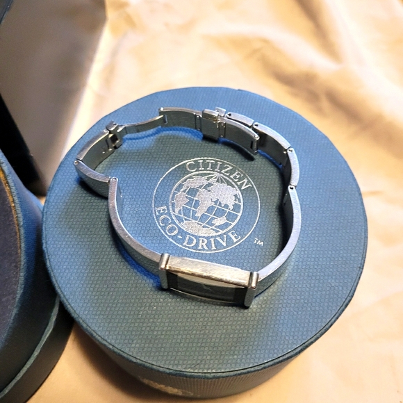 WOMEN'S CITIZEN ECO-DRIVE BANGLE WATCH EUC - Picture 5 of 16